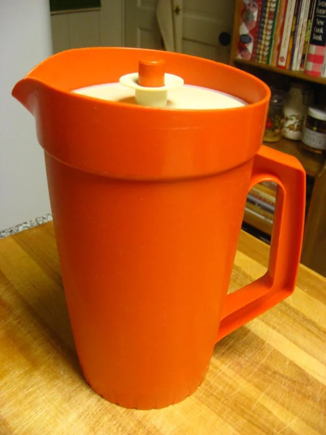 The Icon of Refreshment: The 1980s Tupperware Pitcher That Made Every Glass of Kool-Aid Magic